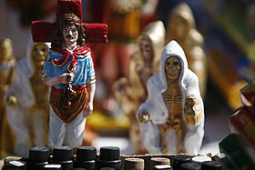 Sculptures de Gauchito Gil (à gauche) et de San La Muerte (à droite), deux Saints populaires en Argentine.