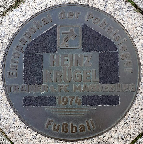 Datei:Gedenktafel Breiter Weg (Magdeburg) Heinz Krügel.jpg