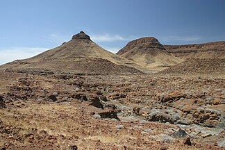Ansicht der Gobobosebberge mit charakteristisch ausgebildeten Hügeln, die mehrere bzw. verschiedene Lavaströme zeigen