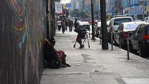 En af San Franciscos mange tusinde hjemløse sidder på gaden, 2012