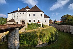 Celkový pohled na hrad s příkopem a zadní branou