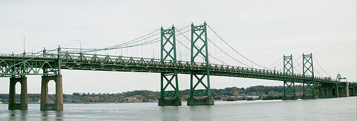 Два моста пересекают реку