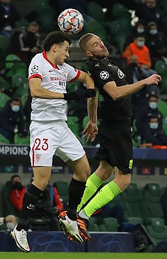 Gazinskij (vpravo) jako hráč klubu FK Krasnodar ve výskoku spolu s Oussamou Idrissim z klubu Sevilla FC ve skupinovém zápase Ligy Mistrů UEFA 2020/21 (24. listopadu 2020)