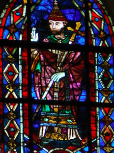 Vitral de Inocêncio usando o vestuário de sua época, incluindo a cruz papal que ele introduziu, na Catedral de Troyes, França.