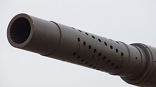 Gros plan sur le frein de bouche en « poivrière » du canon de 105 mm du Type 16 MCV japonais.