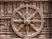 Het zonnekruis op de zonnetempel van Konarak, de hele tempel is ontworpen als een weergave van de wagen van de zonnegod Surya, India