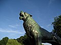 Einer der beiden Löwen-Skulpturen des Bildhauers Arno Breker