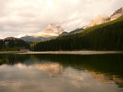 El lago desde el sur: al fondo, las Tres Cimas de Lavaredo