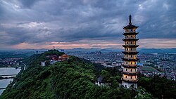 Juren Tower v památníku Cao Juren [zh] (曹聚仁) na vrcholu hory Hengfeng, ležící na jihozápad od centra Lanxi