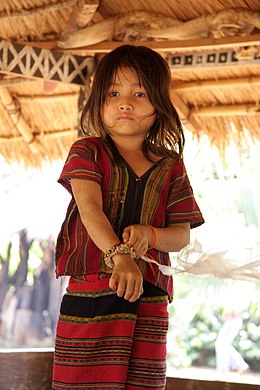 Девочка в традиционном костюме