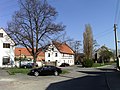 Wohnhaus, daran angebautes Seitengebäude und Scheune eines Bauernhofes