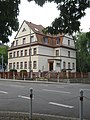 Ehemaliges Gemeindeamt Probstdeuben, heute Wohnhaus, mit Einfriedung