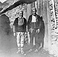 Garçons de Štirovica (Штировица (mk), Macédoine) portant des opingas en 1907.