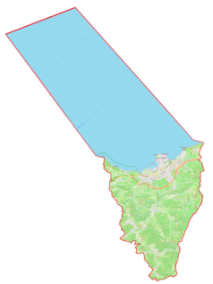 Mapa konturowa gminy Izola, po prawej znajduje się punkt z opisem „Stadion Miejski w Izoli”