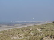 Strand en pier van Nieuwpoort, gezien vanaf de Zeebermduinen in Oostduinkerke