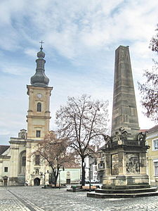 Obeliscul Carolina și Biserica Franciscană (Piața Muzeului)