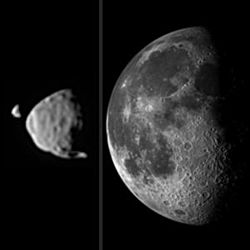 Apparent sizes of the moons of Mars, Deimos and Phobos, and the Moon as viewed from the surface of their respective planets (Mars' moons imaged by the Curiosity rover, 1 August 2013) PIA17351-ApparentSizes-MarsDeimosPhobos-EarthMoon.jpg