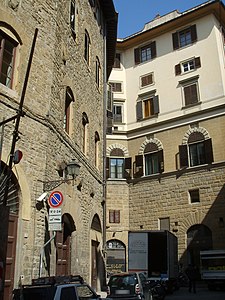 Immeubles curvilignes sur la piazza de' Peruzzi (it).