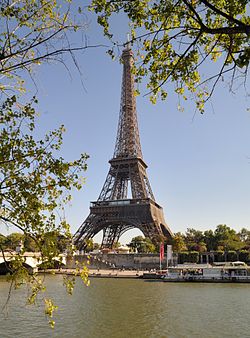 La Tour Eiffel, symbole de Paris, est présente sur les logotypes du Paris Atletico, du Paris FC et du Paris SG