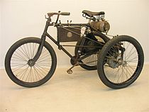 Deze Tricycle uit 1900 zou men gemakkelijk voor een De Dion-Bouton-product kunnen aanzien. Het is een Peugeot met een De Dion-motorblok. De introductie veroorzaakte een verwijdering tussen Eugène en Armand Peugeot