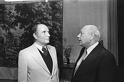 French Socialist Leader Francois Mitterrand and Prime Minister Joop den Uyl at the Catshuis on 28 September 1976 Premier Den Uyl (r) ontvangt Franse socialistenleider Francois Mitterrand op Cat, Bestanddeelnr 928-8063.jpg