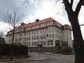 Schule mit Vorgarten (Friedrich-Fröbel-Schule, ehemals Höhere Mädchen-Bildungsanstalt)