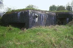 La façade arrière et les créneaux.