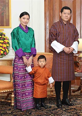 Jetsun Pema, le roi Jigme Khesar Namgyel Wangchuck et leur fils en 2017.