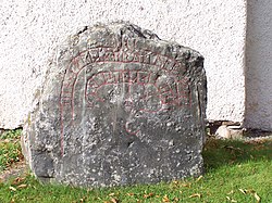 Sö 125, runsten vid Bogsta kyrka.