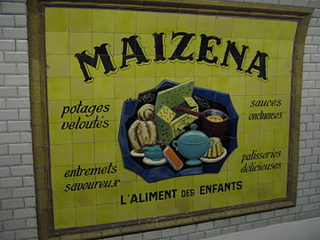 Publicité sur carreaux de faïence dans une station de métro.