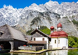 Iglesia de San Bartolomé, en el lago Königssee, con Watzmann al fondo.