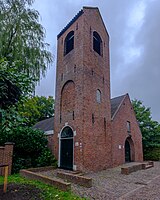 Klokkentoren uit 1783 met bovenbouw uit 1898 en aangebouwd verenigingsgebouw uit 1992.