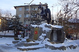 Заснеженный памятник Ататюрку в Сарыкамыше, провинция Карс
