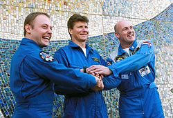 A Szojuz TMA-4 személyzete: Edward Fincke, Gennagyij Padalka és André Kuipers (b-j)