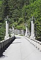 Straßenbrücke mit Laternenpfeilern