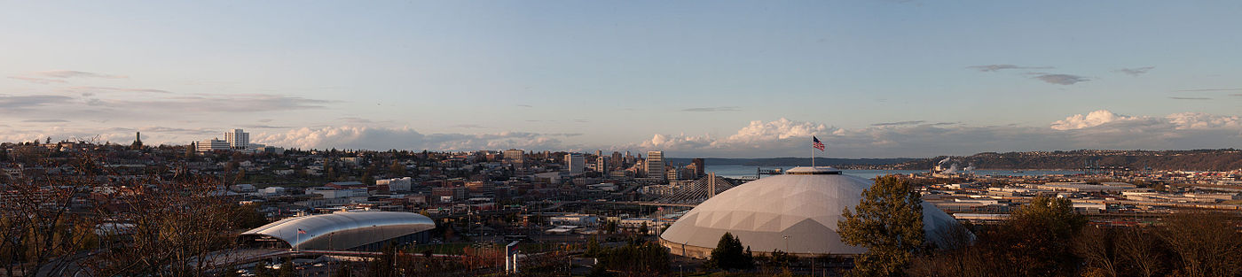 Панорама на Tacoma от квартал McKinley с Tacoma Dome на преден план и Puget Sound на заден план.