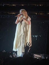 Тейлор Свіфт виконує пісню «August» на сцені.