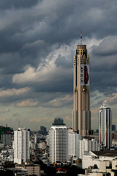 The Baiyoke Tower II closeup in Bangkok, Thaliand.jpg