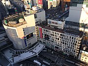 東急百貨店東横店の西店（左側）と南店（右側）