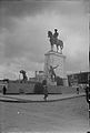 Das Denkmal im Jahre 1935. Die umliegenden Gebäude heute auf dem Ulus-Platz entstanden größtenteils um die 1950er