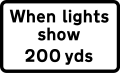 « Quand les lumières s'allument » Plaque utilisée avec le panneau Bovins pour indiquer le passage surveillé du bétail à l'avant