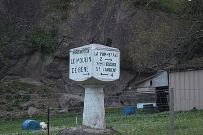 Borne d'angle Michelin, à la Pommeraye.