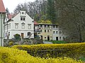 Villa mit Nebengebäude und Stützmauer sowie Pflasterung