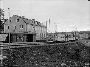 Ålstens Gård spårvagnshållplats i Ålsten 1920-talet. Väntpaviljongen ritades av Waldemar Johanson.