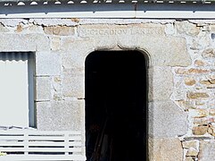 Linteau de porte portant gravée la date de 1646 et le nom du constructeur de la maison, G. Cadiou, près de la chapelle de Lanjulitte.