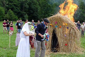 Po kopulaci novomanželů začala bouda hořet