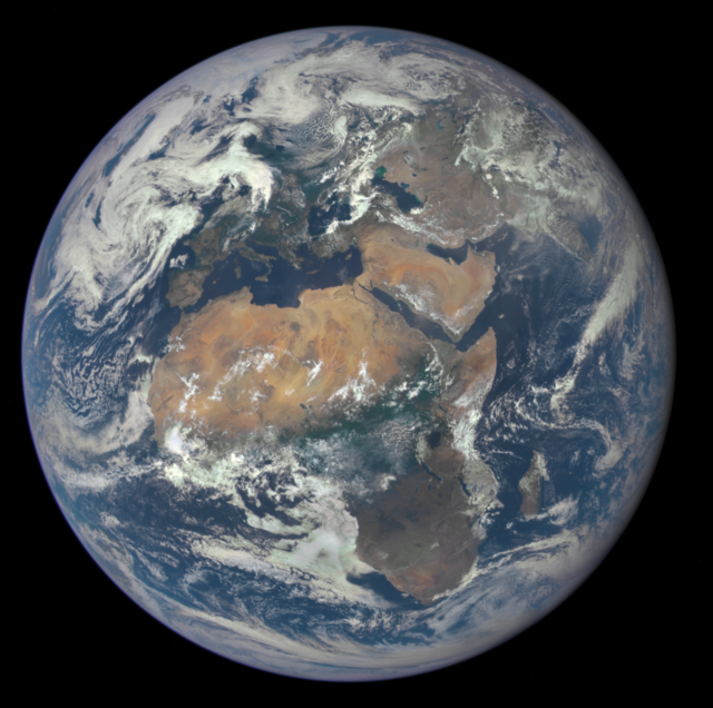Спутниковый снимок Европы, Африки и Западной Азии, сделанный  космическим зондом Deep Space Climate Observatory с расстояния 1,5 миллиона километров