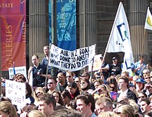 Manifestación de los extrabajadores de Ansett frente a la Biblioteca del Estado de Victoria (2001)