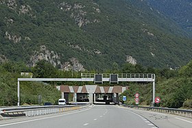 Le pont-rivière du Glandon suivi de la tranchée couverte de Saint-Étienne-de-Cuinesvu depuis l'autoroute A43.