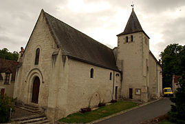 Vue générale d'une église, de sa nef et de son clocher latéral.